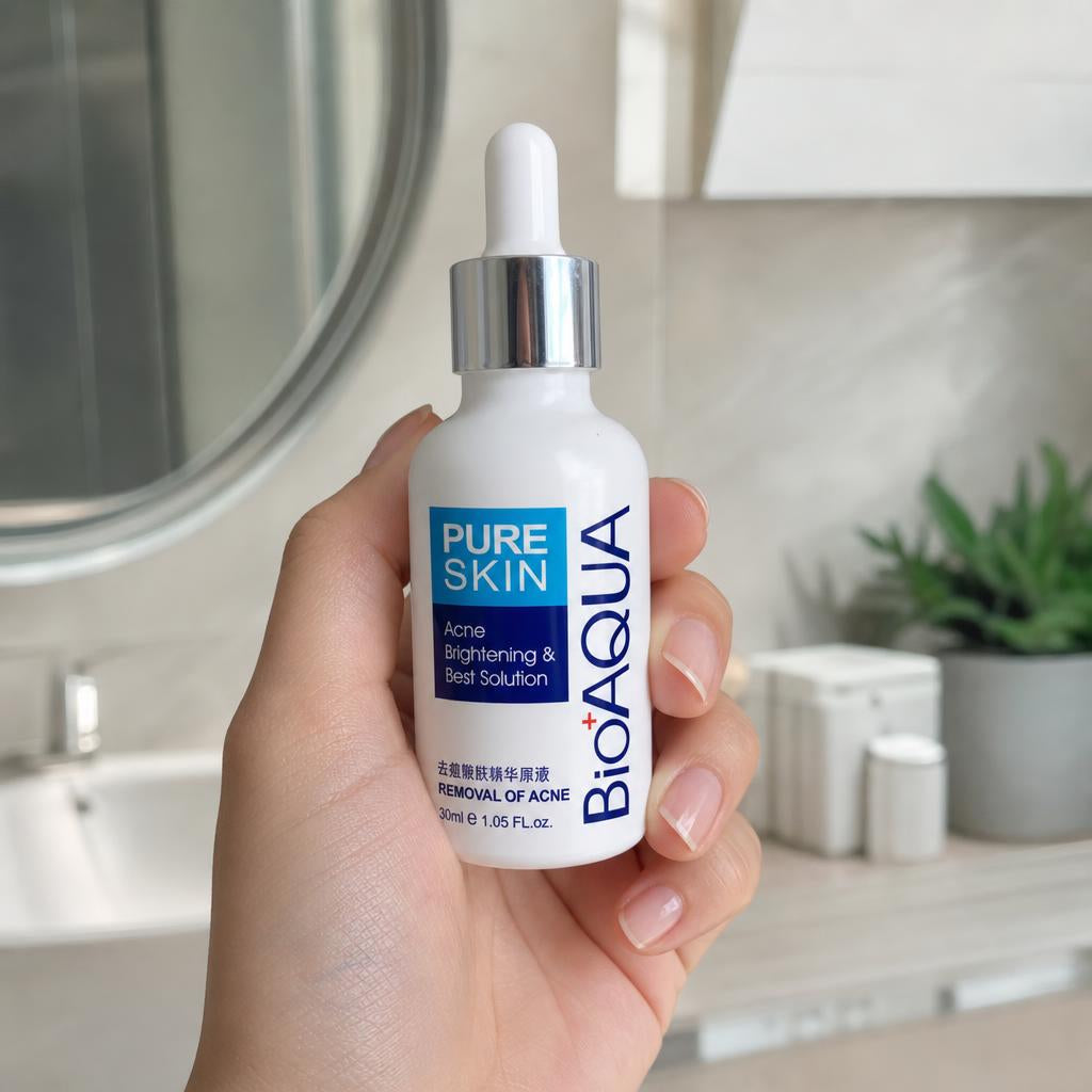 Sérum antiacné BIOAQUA en la mano